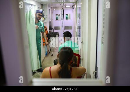 Monte Alegre, Para, Brasile. 24 novembre 2023. Durante la consultazione pre-anestetica, André Aranda Selverio, anestesista, raccoglie informazioni sul trattamento, l'anamnesi medica e le allergie dei pazienti in attesa di intervento chirurgico. A Monte-Alegre, in Brasile, al centro della foresta pluviale amazzonica, il battello ospedaliero di Papa Francesco, fondato e gestito dalla Fraternità di San Francesco d'Assisi nella Provvidenza di Dio, incontra gli abitanti locali per compensare la mancanza di infrastrutture sanitarie in una regione segnata dalle miniere e dagli effetti del cambiamento climatico. (Immagine di credito: © Apolline Guillerot-Malick/SOPA Images V Foto Stock