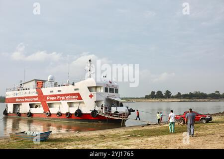 Una volta attraccata nella comunità di Parico, la barca ospedale Papa Francesco riceve i suoi primi pazienti della mattina. Ogni giorno vengono ricevuti in media 350 pazienti. A Monte-Alegre, in Brasile, al centro della foresta pluviale amazzonica, il battello ospedaliero di Papa Francesco, fondato e gestito dalla Fraternità di San Francesco d'Assisi nella Provvidenza di Dio, incontra gli abitanti locali per compensare la mancanza di infrastrutture sanitarie in una regione segnata dalle miniere e dagli effetti del cambiamento climatico. (Foto di Apolline Guillerot-Malick/SOPA Images/Sipa USA) Foto Stock