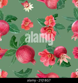 Un ramo con melograni maturi, fiori e foglie che scaldano l'acquerello motivo senza cuciture sul verde. Elemento di frutta realistico disegnato a mano per l'arredamento della casa Foto Stock