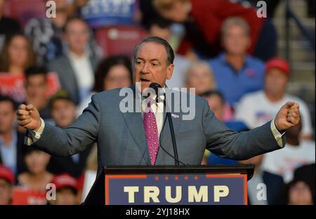 SUNRISE, FL - 10 AGOSTO: Il governatore dell'Arkansas Mike Huckabee parla durante la manifestazione del candidato presidenziale repubblicano Donald Trump al BB&T Center il 10 agosto 2016 a Sunrise Florida persone: Mike Huckabee Credit: Storms Media Group/Alamy Live News Foto Stock