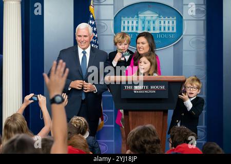 Washington, Stati Uniti d'America. 25 aprile 2019. Il vicepresidente Mike Pence si unisce alla segretaria della Casa Bianca Sarah Huckabee Sanders e ai suoi figli Scarlett, George e Huck per un briefing speciale nella James S. Brady Press Briefing Room della Casa Bianca giovedì 25 aprile 2019, durante il White HouseÕs 'Take Our Daughters and Sons to Work Day. Persone: Vicepresidente Mike Pence, Sarah Huckabee Sanders Credit: Storms Media Group/Alamy Live News Foto Stock