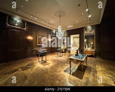 La sala d'epoca Widener, una ricreazione di un salone di villa francese degli anni '1700 con pannelli di legno scuro. Al museo National Gallery of Art di Washington DC. Foto Stock