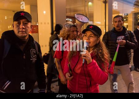 Londra, Regno Unito. 31 ottobre 2017. I membri del sindacato United Voices of the World si allontanano dalla protesta a tema Halloween presso gli showroom Ferrari del concessionario di auto di lusso H R Owen a South Kensington. La protesta si è svolta ieri dopo cinque ore di lutto e di udienza disciplinare in cui i datori di lavoro hanno dato la scelta alle pulizie sospese Angelica Valencia e Freddy Lopez: Promettere di non colpire la Ferrari e accettare il vostro salario di povertà, o trovare lavoro altrove. Le pulizie sono impiegate dai contraenti Templewood, che li hanno sospesi senza stipendio dopo aver votato per lo sciopero per vivere Foto Stock