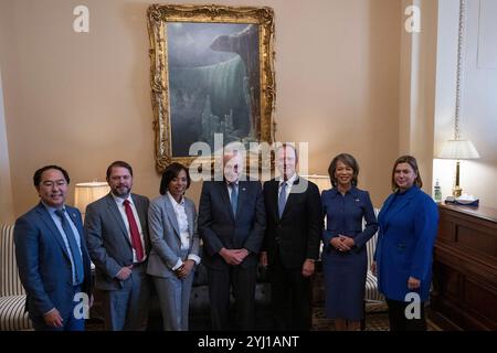 Il senatore eletto degli Stati Uniti Andy Kim (democratico del New Jersey), il senatore eletto degli Stati Uniti Ruben Gallego (democratico dell'Arizona), il senatore eletto degli Stati Uniti Angela Alsobrooks (democratico del Maryland), il leader della maggioranza del Senato degli Stati Uniti Chuck Schumer (democratico di New York), il senatore eletto degli Stati Uniti Adam Schiff (democratico della California), il senatore eletto degli Stati Uniti Lisa Blunt Rochester (democratico di Delop democratico del Michigan senatore eletto), la foto del senatore americano del 2024 novembre a Washington Slotkin. Crediti: Annabelle Gordon/CNP Foto Stock