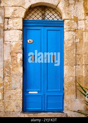 Porta di legno blu nel centro storico di la Valletta, Malta Foto Stock