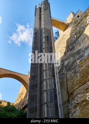 Barrakka Lift - un ascensore nella capitale di Malta, la Valletta, che collega il Porto grande ai giardini superiori di Barrakka Foto Stock