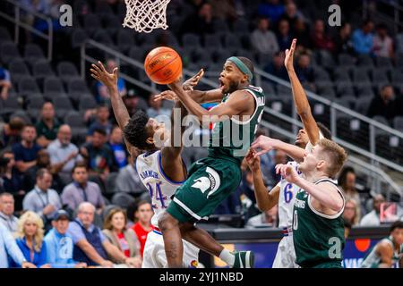 13 novembre 2024: La guardia dei Michigan State Spartans tre Holloman (5) viene fusa dall'attaccante dei Kansas Jayhawks KJ Adams Jr. (24) durante la prima metà della partita di pallacanestro NCAA alla State Farm Arena di Atlanta, Georgia. (Scott Kinser/CSM) (immagine di credito: © Scott Kinser/Cal Sport Media) Foto Stock