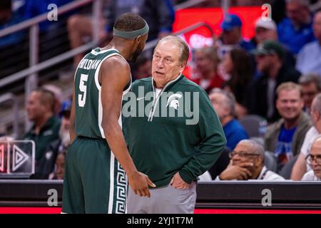 Atlanta, Georgia, Stati Uniti. 12 novembre 2024. Il capo-allenatore dei Michigan State Spartans Tom Izzo parla con tre Holloman (5) durante la seconda metà della partita di pallacanestro NCAA alla State Farm Arena di Atlanta, Georgia. (Scott Kinser/CSM). Crediti: csm/Alamy Live News Foto Stock