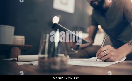 Tablet, mani e scrittura su carta per lavorare in remoto, appunti o pianificazione del budget in casa per il libero professionista. Tecnologia digitale, penna e primo piano dell'uomo Foto Stock
