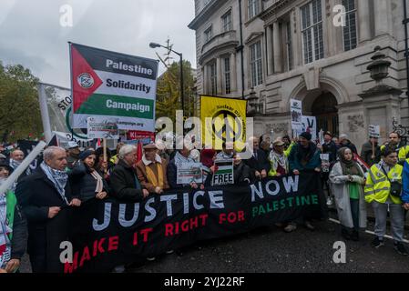 Londra, Regno Unito. 4 novembre 2017. Reverendo Suor Yoshie Maruta di Milton Keynes nella marcia del 100° anniversario della dichiarazione di Balfour. Migliaia di persone viaggiano attraverso Londra per chiedere la parità di diritti per i palestinesi che sono inclusi in quella dichiarazione, ma sono stati ignorati per 100 anni. I manifestanti si sono incontrati fuori dall'ambasciata degli Stati Uniti, dove ci sono stati diversi discorsi prima di marciare per un raduno a Parliament Square. Foto Stock