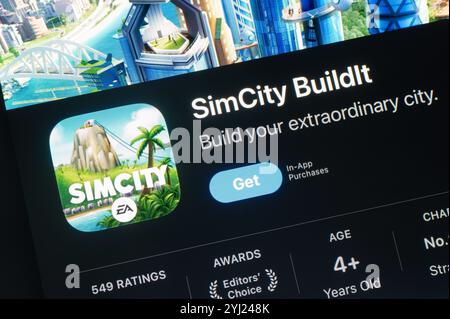OSTRAVA, REPUBBLICA CECA - 27 LUGLIO 2024: Apple App Store con gioco SimCity Buildit, applicazione mobile da installare Foto Stock