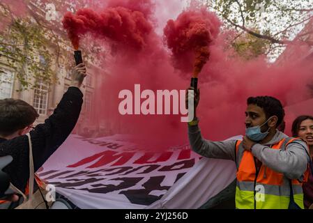 Londra, Regno Unito. 15 novembre 2017. Gli studenti tengono un gigantesco striscione con il messaggio "Free Education NOWS - Tax the Rich - Srottamare tutte le tasse - sussidi viventi per tutti - fermare i tagli al campus" in Piazza del Parlamento alla fine della marcia organizzata dalla campagna nazionale contro le tasse e i tagli che chiedono la fine di tutte le tasse scolastiche e per le sovvenzioni viventi per tutti e la fine di tutti i tagli. Hanno condannato la crescente marketizzazione del sistema educativo che sta portando a tagli tra i campus universitari e a una drastica riduzione dell'offerta di istruzione superiore in tutto il paese e l'Eccellenza dell'insegnamento P. Foto Stock