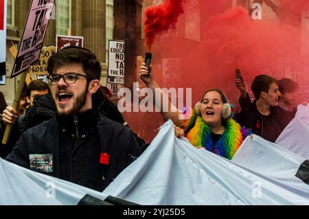 Londra, Regno Unito. 15 novembre 2017. Gli studenti tengono un gigantesco striscione con il messaggio "Free Education NOWS - Tax the Rich - Srottamare tutte le tasse - sussidi viventi per tutti - fermare i tagli al campus" in Piazza del Parlamento alla fine della marcia organizzata dalla campagna nazionale contro le tasse e i tagli che chiedono la fine di tutte le tasse scolastiche e per le sovvenzioni viventi per tutti e la fine di tutti i tagli. Hanno condannato la crescente marketizzazione del sistema educativo che sta portando a tagli tra i campus universitari e a una drastica riduzione dell'offerta di istruzione superiore in tutto il paese e l'Eccellenza dell'insegnamento P. Foto Stock