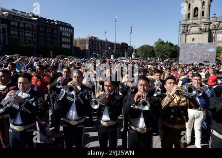 Nuovo Guinness World record per Mariachis Singing Cielito Lindo centinaia di mariachi che partecipano al Mariachi World record come parte della chiusura del primo Congresso Mondiale Mariachi. 1.122 Mariachis rompono il Guinness World record eseguendo la popolare canzone messicana Cielito Lindo allo stesso tempo nella piazza principale di Zocalo. Il 10 novembre 2024 a città del Messico, Messico. Città del Messico CDMX Messico Copyright: XLuisxBarronx Foto Stock