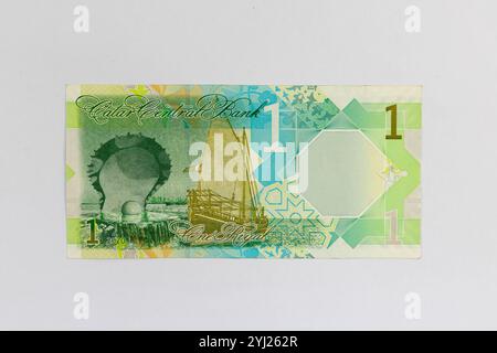 Qatar 1 Riyal Banknote con dhow tradizionale (Bateel) e il Monumento delle Oyster e delle Perle Foto Stock