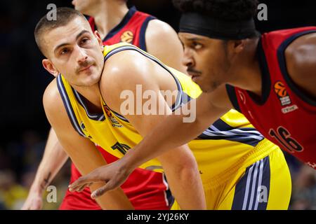 Berlino, Germania. 12 novembre 2024. Tim Schneider (10) di ALBA Berlin visto durante la partita di basket Turkish Airlines EuroLeague tra ALBA Berlin e EA7 Emporio Armani Milano all'Uber Arena di Berlino. Credito: Gonzales Photo/Alamy Live News Foto Stock