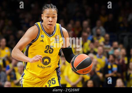 Berlino, Germania. 12 novembre 2024. Elias Rapieque (25) di ALBA Berlin visto durante la partita di basket dell'EuroLeague turca tra ALBA Berlin e EA7 Emporio Armani Milano all'Uber Arena di Berlino. Credito: Gonzales Photo/Alamy Live News Foto Stock