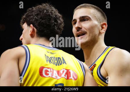 Berlino, Germania. 12 novembre 2024. Tim Schneider (10) di ALBA Berlin visto durante la partita di basket Turkish Airlines EuroLeague tra ALBA Berlin e EA7 Emporio Armani Milano all'Uber Arena di Berlino. Credito: Gonzales Photo/Alamy Live News Foto Stock