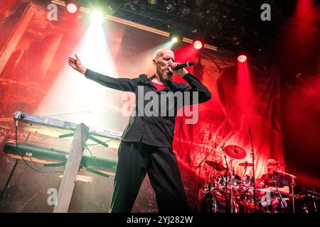 Oslo, Norvegia. 12 novembre 2024. La rock band canadese Saga esegue un concerto dal vivo al Rockefeller di Oslo. Qui il cantante, cantautore e musicista Michael Sadler viene visto dal vivo sul palco. Credito: Gonzales Photo/Alamy Live News Foto Stock