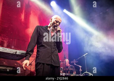 Oslo, Norvegia. 12 novembre 2024. La rock band canadese Saga esegue un concerto dal vivo al Rockefeller di Oslo. Qui il cantante, cantautore e musicista Michael Sadler viene visto dal vivo sul palco. Credito: Gonzales Photo/Alamy Live News Foto Stock