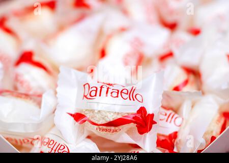 Bielorussia, Minsk - 06 ottobre 2024: Un delizioso assortimento di prelibatezze di cocco Raffaello splendidamente confezionate in eleganti confezioni accattivanti Foto Stock