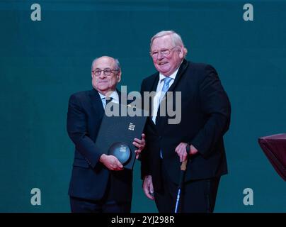 Il professor Stuart Orkin (a sinistra) riceve il certificato e la medaglia. Hong Kong, Cina.12 novembre 2024. La cerimonia di presentazione del premio "Shaw Prize" 2024 si è tenuta nella Grand Hall del Hong Kong Convention and Exhibition Center la sera del 12 novembre 2024. Crediti: Hou Yu/China News Service/Alamy Live News Foto Stock