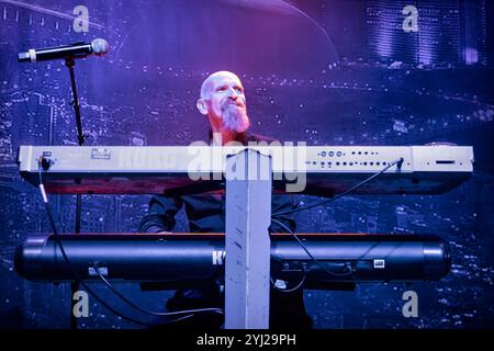 Oslo, Norvegia. 12 novembre 2024. La rock band canadese Saga esegue un concerto dal vivo al Rockefeller di Oslo. Qui il cantante, cantautore e musicista Michael Sadler viene visto dal vivo sul palco. Credito: Gonzales Photo/Alamy Live News Foto Stock