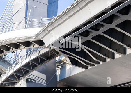 Foto industriale astratta con vista dal basso di un ponte stradale con pilastri in cemento. Dettagli dell'autostrada a pedaggio di intracità Western High-Speed ​​Diameter Foto Stock