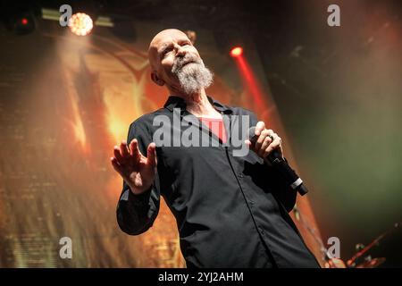 Oslo, Norvegia. 12 novembre 2024. La rock band canadese Saga esegue un concerto dal vivo al Rockefeller di Oslo. Qui il cantante, cantautore e musicista Michael Sadler viene visto dal vivo sul palco. Credito: Gonzales Photo/Alamy Live News Foto Stock