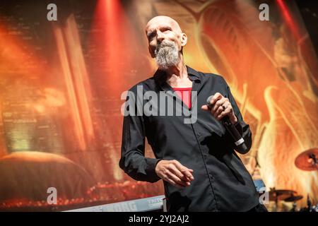 Oslo, Norvegia. 12 novembre 2024. La rock band canadese Saga esegue un concerto dal vivo al Rockefeller di Oslo. Qui il cantante, cantautore e musicista Michael Sadler viene visto dal vivo sul palco. Credito: Gonzales Photo/Alamy Live News Foto Stock