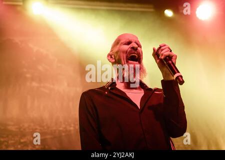 Oslo, Norvegia. 12 novembre 2024. La rock band canadese Saga esegue un concerto dal vivo al Rockefeller di Oslo. Qui il cantante, cantautore e musicista Michael Sadler viene visto dal vivo sul palco. Credito: Gonzales Photo/Alamy Live News Foto Stock