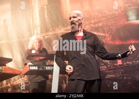 Oslo, Norvegia. 12 novembre 2024. La rock band canadese Saga esegue un concerto dal vivo al Rockefeller di Oslo. Qui il cantante, cantautore e musicista Michael Sadler viene visto dal vivo sul palco. Credito: Gonzales Photo/Alamy Live News Foto Stock