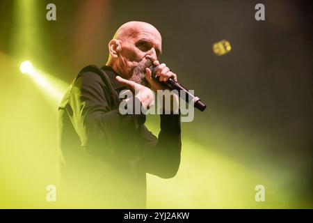 Oslo, Norvegia. 12 novembre 2024. La rock band canadese Saga esegue un concerto dal vivo al Rockefeller di Oslo. Qui il cantante, cantautore e musicista Michael Sadler viene visto dal vivo sul palco. Credito: Gonzales Photo/Alamy Live News Foto Stock