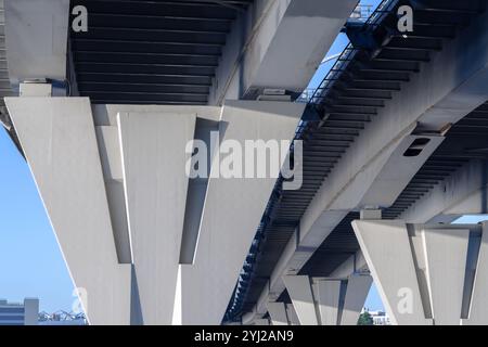 Vista dal basso di un ponte stradale con pilastri in cemento. Dettagli dell'autostrada a pedaggio di intracità Western High-Speed ​​Diameter a San Pietroburgo, Russia Foto Stock