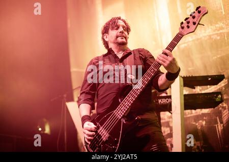 Oslo, Norvegia. 12 novembre 2024. La rock band canadese Saga esegue un concerto dal vivo al Rockefeller di Oslo. Qui il bassista Michael Borkosky viene visto dal vivo sul palco. Credito: Gonzales Photo/Alamy Live News Foto Stock