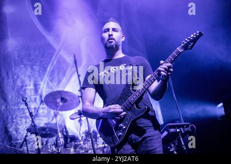 Oslo, Norvegia. 12 novembre 2024. La rock band canadese Saga esegue un concerto dal vivo al Rockefeller di Oslo. Qui il chitarrista Dusty Chesterfield viene visto dal vivo sul palco. Credito: Gonzales Photo/Alamy Live News Foto Stock