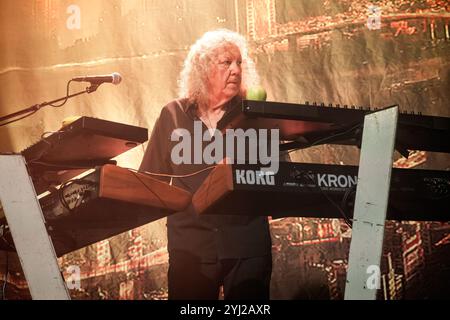 Oslo, Norvegia. 12 novembre 2024. La rock band canadese Saga esegue un concerto dal vivo al Rockefeller di Oslo. Qui il musicista Jim Gilmour viene visto dal vivo sul palco. Credito: Gonzales Photo/Alamy Live News Foto Stock