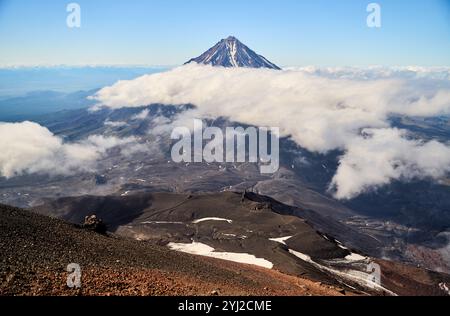 Vulcano Koryaksky. Il maestoso e stupefacente vulcano si trova sotto un chiaro e brillante cielo blu Foto Stock