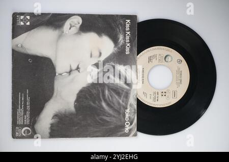 AMBURGO, GERMANIA, 22 - 2024 giugno: Mostra musicale - copertina musicale di John Lennon; Kiss Kiss Kiss Kiss Foto Stock