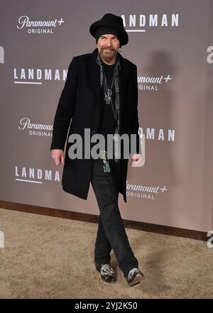 Los Angeles, Stati Uniti. 12 novembre 2024. Il membro del cast Billy Bob Thornton partecipa alla prima del dramma televisivo della Paramount 'Landman' ai Paramount Studios di Los Angeles il 12 novembre 2024. Storyline: Ambientato nelle proverbiali città boomtown del Texas occidentale, Landman è una storia moderna di ricerca di fortuna nel mondo delle piattaforme petrolifere. La serie è una storia al piano di sopra/sotto, di folli e miliardari wildcat che alimentano un boom così grande che sta rimodellando il nostro clima, la nostra economia e la nostra geopolitica. Foto di Jim Ruymen/UPI credito: UPI/Alamy Live News Foto Stock