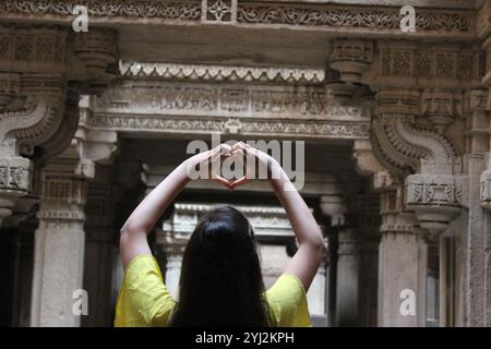 Perduto nella bellezza senza tempo del pozzo a gradoni di Adalaj 🏛️✨ Un viaggio attraverso la storia, catturato da una nuova prospettiva. #AdalajStepwell #HeritagePortrait Foto Stock