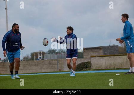 Marcoussis, Francia. 12 novembre 2024. Antoine Dupont, Thibaud Flament e Uini Atonio sono disponibili per la formazione collettiva. Allenamento della squadra di rugby francese presso il centro nazionale di rugby Marcoussis (Essonne) per la partita contro la nuova Zelanda di sabato 16 novembre allo Stade de France, nell'ambito delle Autumn Nations Series 2024. Marcoussis National Rugby Center, Francia, il 12 novembre 2024. Foto di Jean Pierre Nguyen Van hai Barbier/ABACAPRESS. COM credito: Abaca Press/Alamy Live News Foto Stock