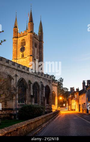 Chiesa di San Pietro al crepuscolo. Marlborough, Wiltshire, Inghilterra Foto Stock