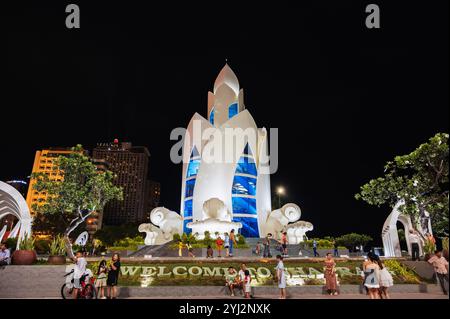 Popolare attrazione turistica è la Torre del Loto o Thap tram Huong Tower sulla piazza centrale di notte in Asia. Nha Trang, Vietnam - 2 settembre 2024 Foto Stock