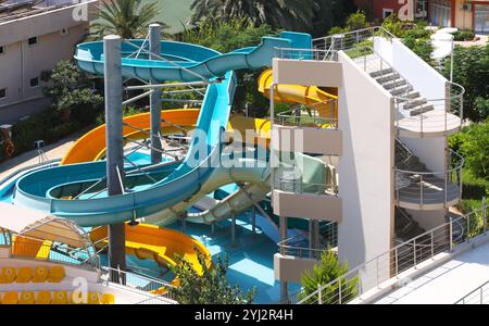 ANTALYA, TURCHIA - 25 AGOSTO 2020: Complesso di scivoli d'acqua e attrazioni in un resort hotel in una soleggiata giornata estiva ad Antalya, Turchia Foto Stock