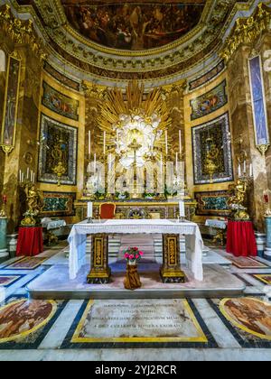 Altare maggiore nella chiesa di Santa Maria della Vittoria - Roma, Italia Foto Stock
