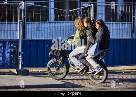 Amsterdam 12-11-24. Fatbike ad Amsterdam. I giovani hanno molte fatbike, ma il numero di incidenti che si verificano con loro è considerevole. ANP/Hollandse-Hoogte/Nico Garstman paesi bassi uscita - belgio uscita Foto Stock