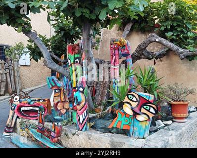 Laboratorio di "arte singolare" dell'artista Patrick Segui, noto come Moss, situato ai margini dello stagno di Bages. Aude, Occitanie, Francia Foto Stock