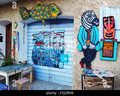 Laboratorio di "arte singolare" dell'artista Patrick Segui, noto come Moss, situato ai margini dello stagno di Bages. Aude, Occitanie, Francia Foto Stock