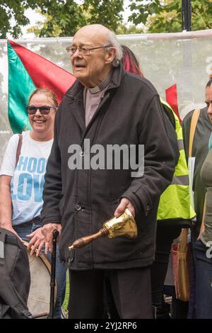 Londra, Regno Unito. 23 settembre 2017. Il reverendo Paul Nicolson, attivista anti-povertà di Tottenham, tiene il suo campanello d'allarme durante i discorsi al raduno di Tottenham prima di centinaia di marzo a Finsbury Park contro il cosiddetto veicolo di sviluppo di Haringey, sotto il quale il Consiglio di Haringey sta effettuando un enorme trasferimento di alloggi del consiglio alla multinazionale australiana Lendlease. Ciò comporterà l'imminente demolizione di oltre 1.300 case del consiglio nella tenuta di Northumberland Park, seguita da una simile perdita di alloggi sociali in tutto il quartiere. Con un fatturato di 2 miliardi di sterline, HIS è il più grande omaggio degli housi del consiglio Foto Stock